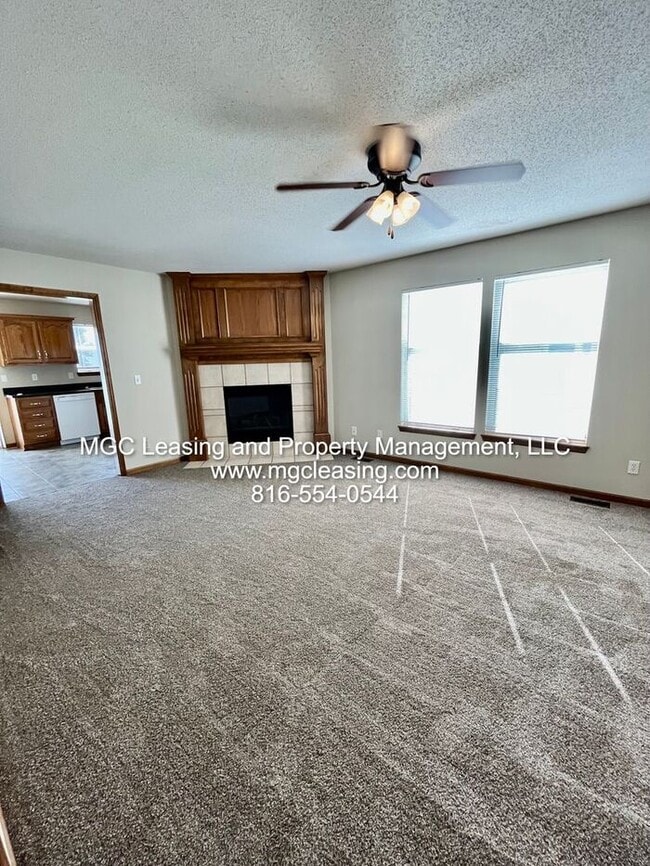 Building Photo - Remington Village Townhome in Raymore with unfinished basement!