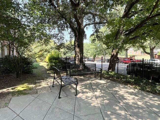 Building Photo - Spacious 2BD, 2BA Condo in a Prime Locatio...
