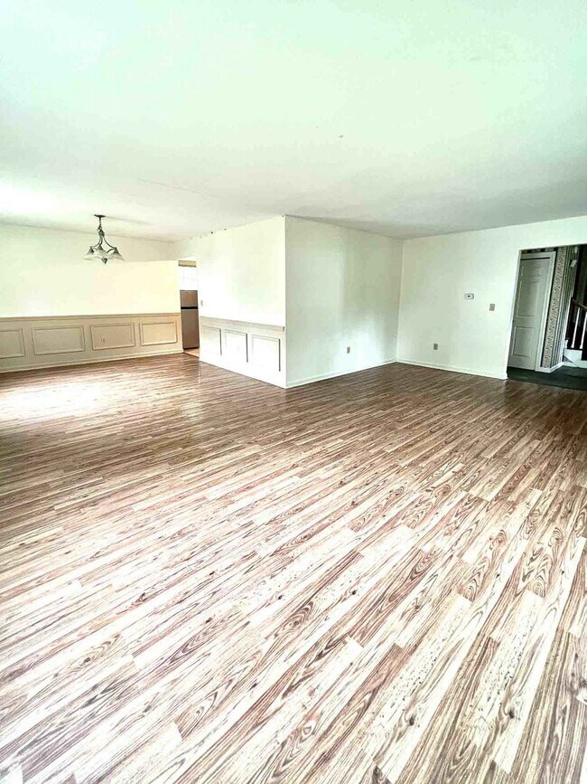 Building Photo - 6-Bedroom, 2-Bath Single-Family Home – Pri...