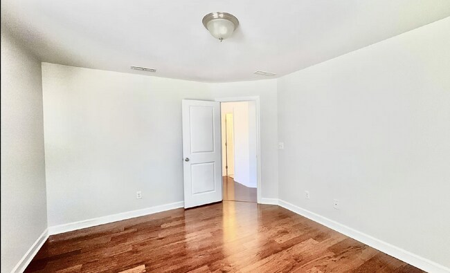 Building Photo - Charming 3-Bed End-Unit Townhome in Apex!