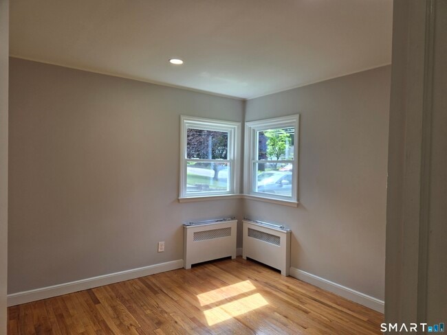 Building Photo - 73 Crestwood Dr