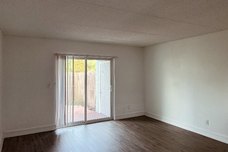 Building Photo - 2836 Somerset Park Dr