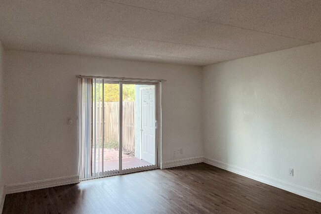 Building Photo - 2836 Somerset Park Dr