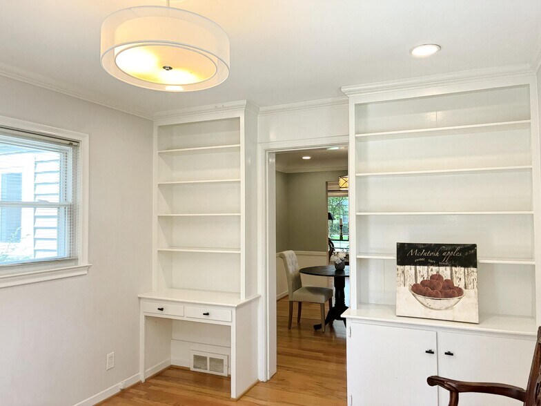 Building Photo - 906 Putney St