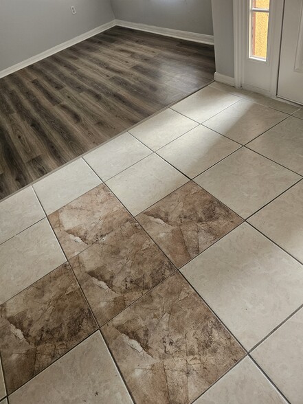 Building Photo - 302 Aylesbury Ct