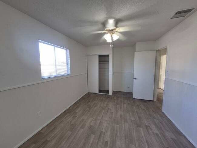 Building Photo - Large 4 Bed 2 Bath House