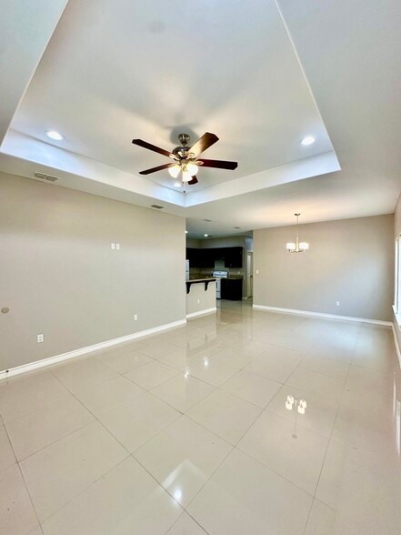 Building Photo - 1022 Escondido Ln E