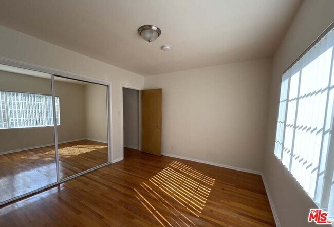 Building Photo - 1135 S Oakhurst Dr