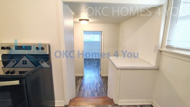 Building Photo - Charming 2 Bedroom near I-44 & May Ave.