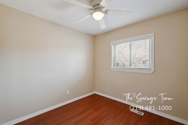 Building Photo - INVITING 3BD HOME w/ SPACIOUS LAYOUT & CHARM - Security Deposit Waiver Available