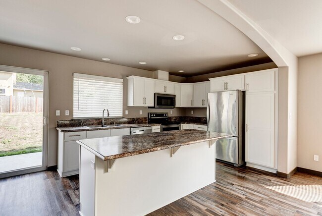 Building Photo - Stylish 3-Bedroom Home with Fenced Yard