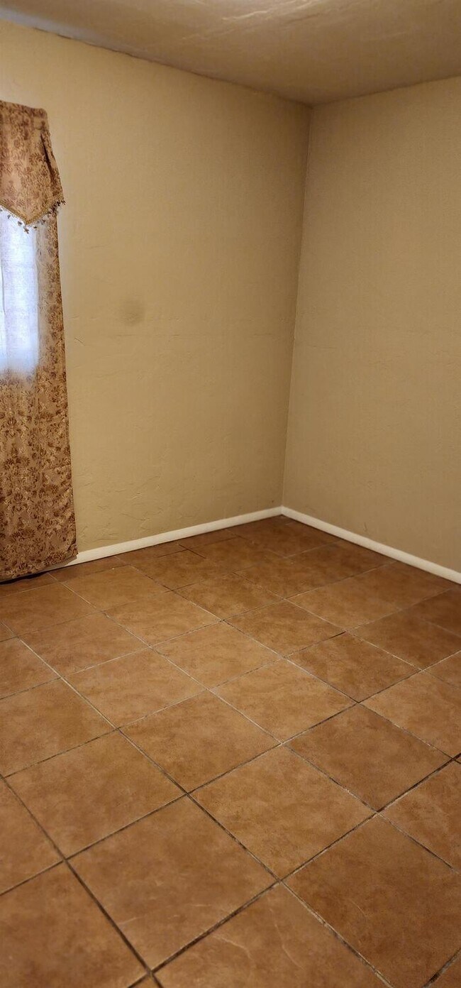 Building Photo - 2126 E Hidalgo Vista