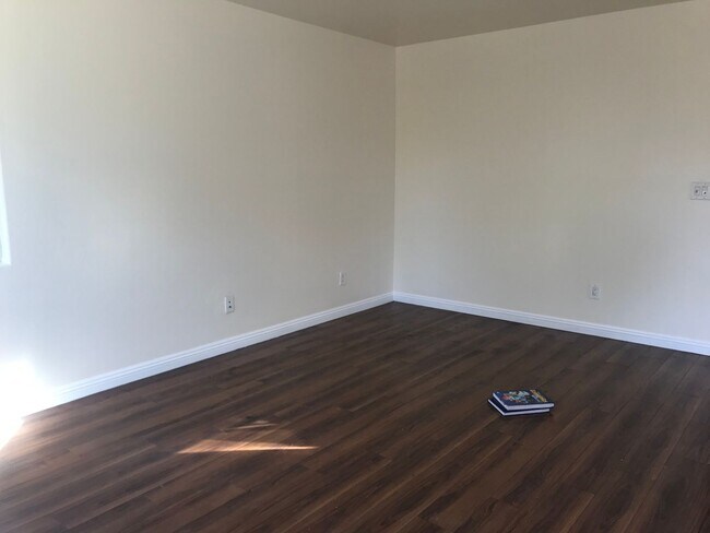 Building Photo - 83(430)