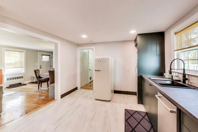 Building Photo - 40 Dunster Ln