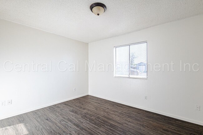 Building Photo - 2 Bedroom/1 Bath Home - $1450 Per Month
