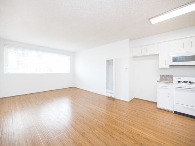 Interior Photo - 817 S. St. Andrews Pl