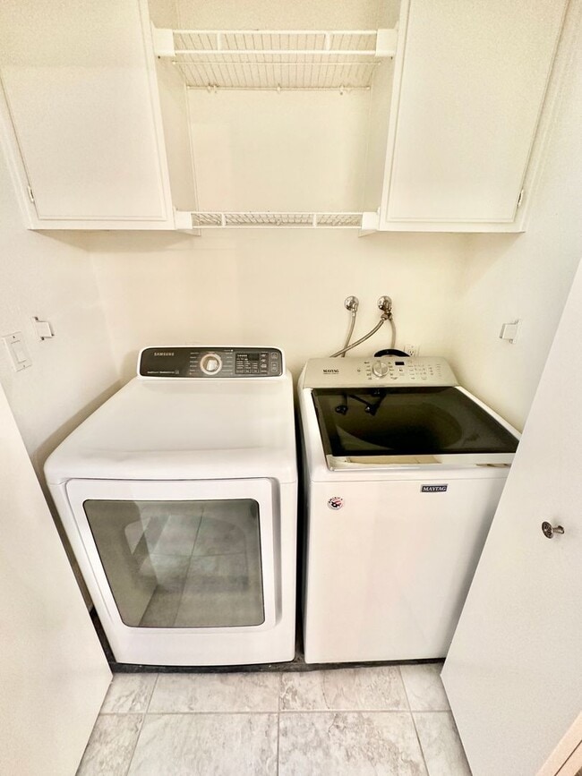 Building Photo - Beautiful Upstairs Condo Unit in the Priva...
