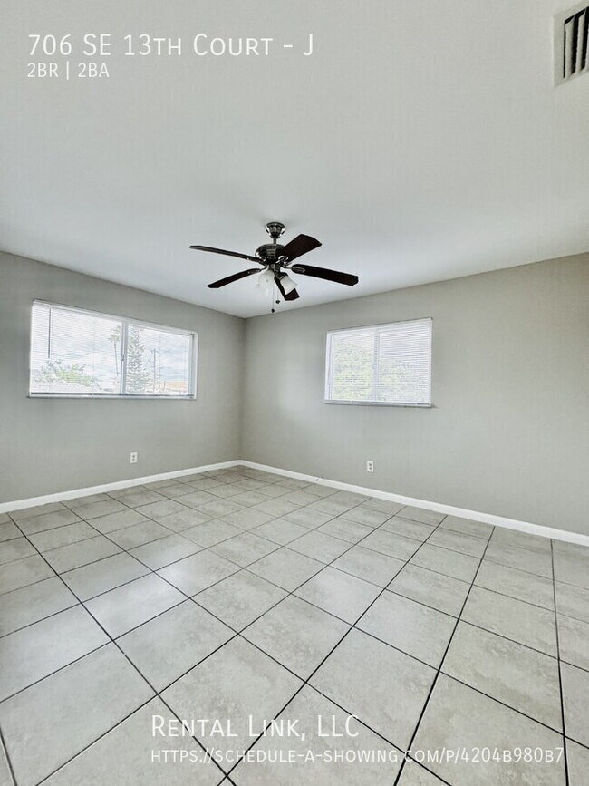Building Photo - 706 SE 13th Ct