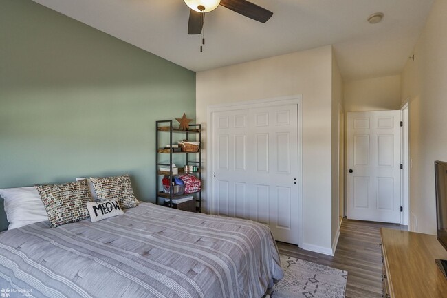 Building Photo - Bright, spacious 2-bedroom / 2-bath condo available now!