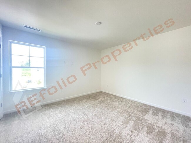 Building Photo - Gorgeous 5 Bedroom, 2.5 Bath Home with Fir...