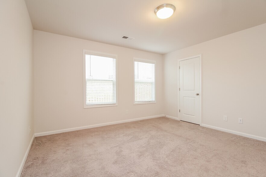 Building Photo - 1 Oak Rose Dr