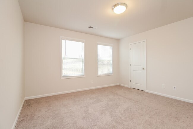 Building Photo - 5 Oak Rose Dr