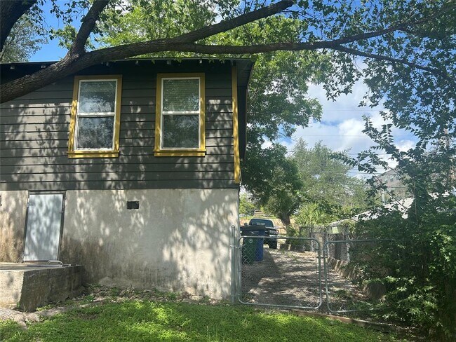 Building Photo - 1137 Poquito St