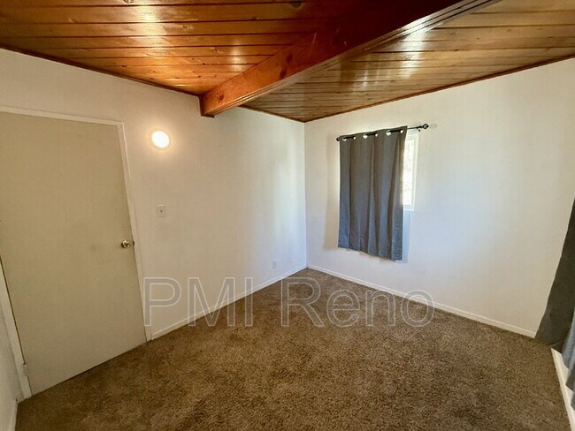 Building Photo - 335 Denslowe Dr