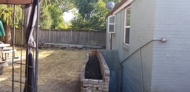 Building Photo - One Block to Lake Washington, Available Aug 1st