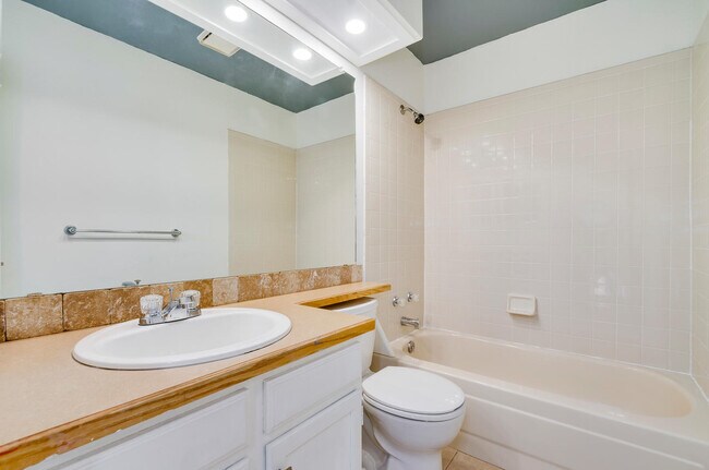 Building Photo - 1350 Knollwood Way