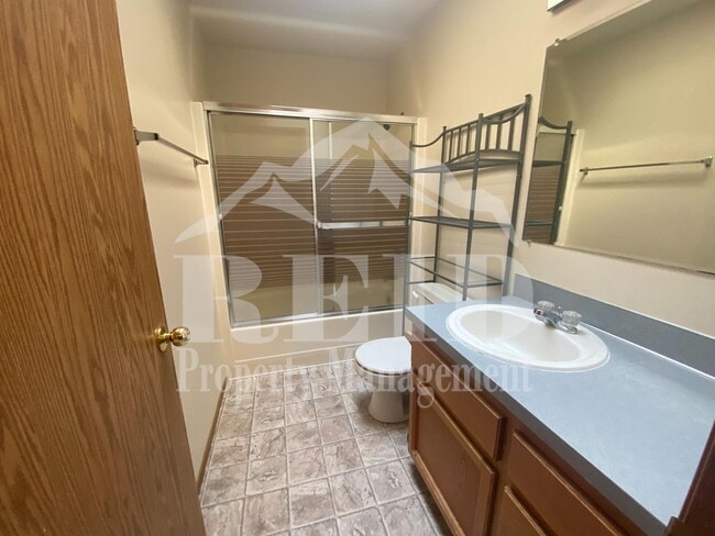 Building Photo - Ridgetop / Island Lake home located in a cul-de-sac