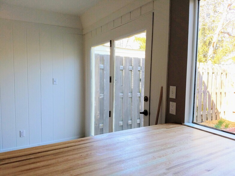 Building Photo - 1008 Manor Ln