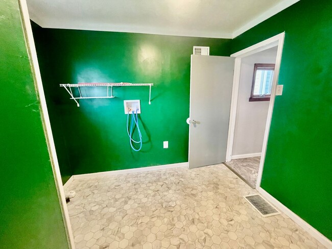Building Photo - 2 Bed 2 Bath- Beaver Falls PA