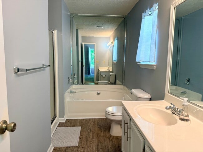 Building Photo - 3 Bed 2.5 Bath Hampton Home!