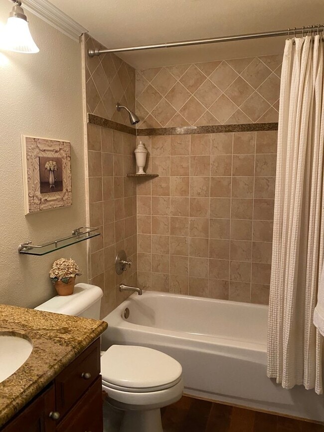 Building Photo - Private Courtyard Entry & Expansive Backyard Oasis