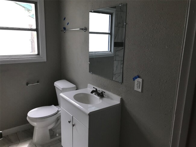 Building Photo - 225 Lena Dr