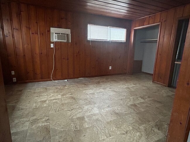 Building Photo - 1417 W 11th St