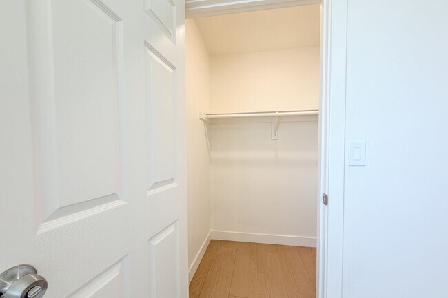 Building Photo - 732 E 52nd St