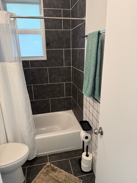 Building Photo - 2513 Staples Ave