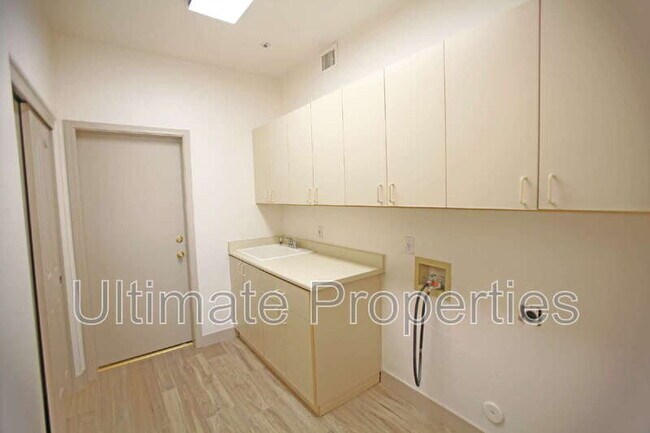Building Photo - 13872 E Kalil Dr