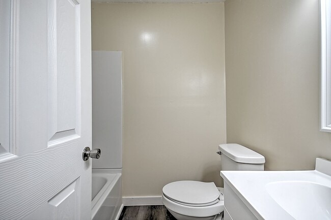 Building Photo - 4 Bedrooms 3 Baths Bristol TN