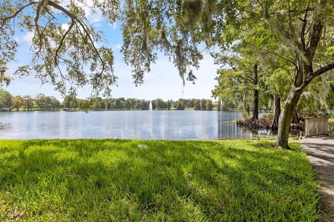 Building Photo - 266 Park Lake St