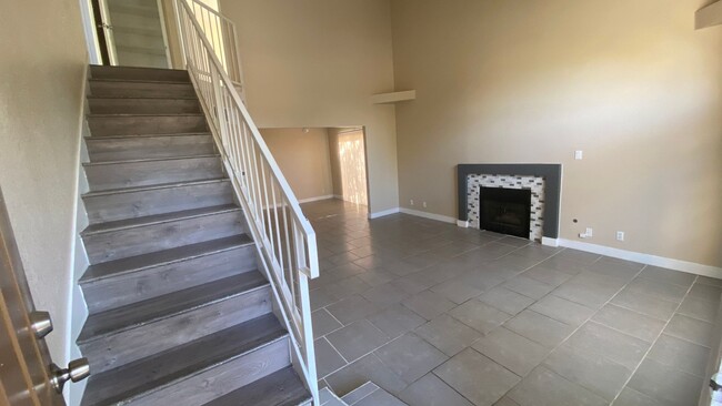 Building Photo - STUNNING 2 BEDROOM TOWN HOME IN HENDERSON!