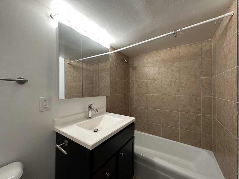 Building Photo - 525 N Quentin Rd