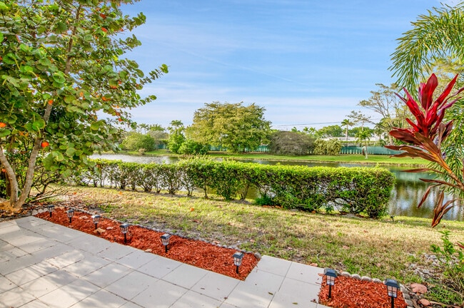 Building Photo - 8799 Bella Vista Dr