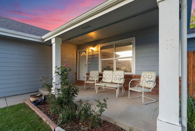 Building Photo - Stylish living in this modern 3 bed 2 bath...