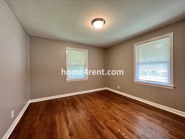 Building Photo - Cozy Ranch Style Home in KCMO w/ Wood Floors and a Fenced in Yard!