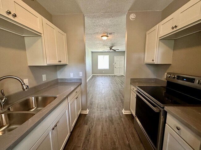 Building Photo - LARUAW 1103