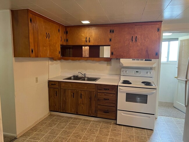 Building Photo - Upstairs 1 bedroom apartment with garage!