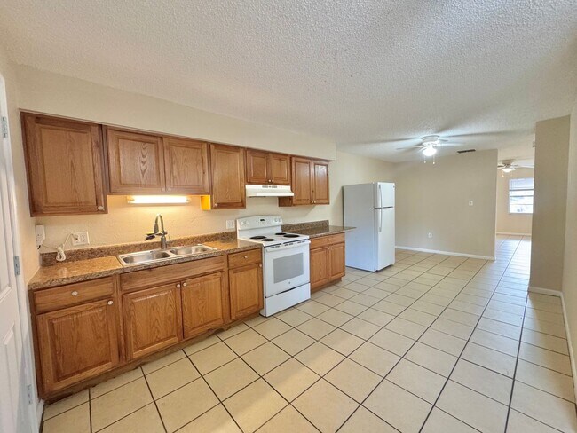 Building Photo - 2571-2575 Elm Ave